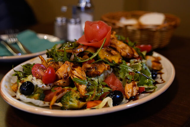 Salat mit regionalem Hähnchenfleisch