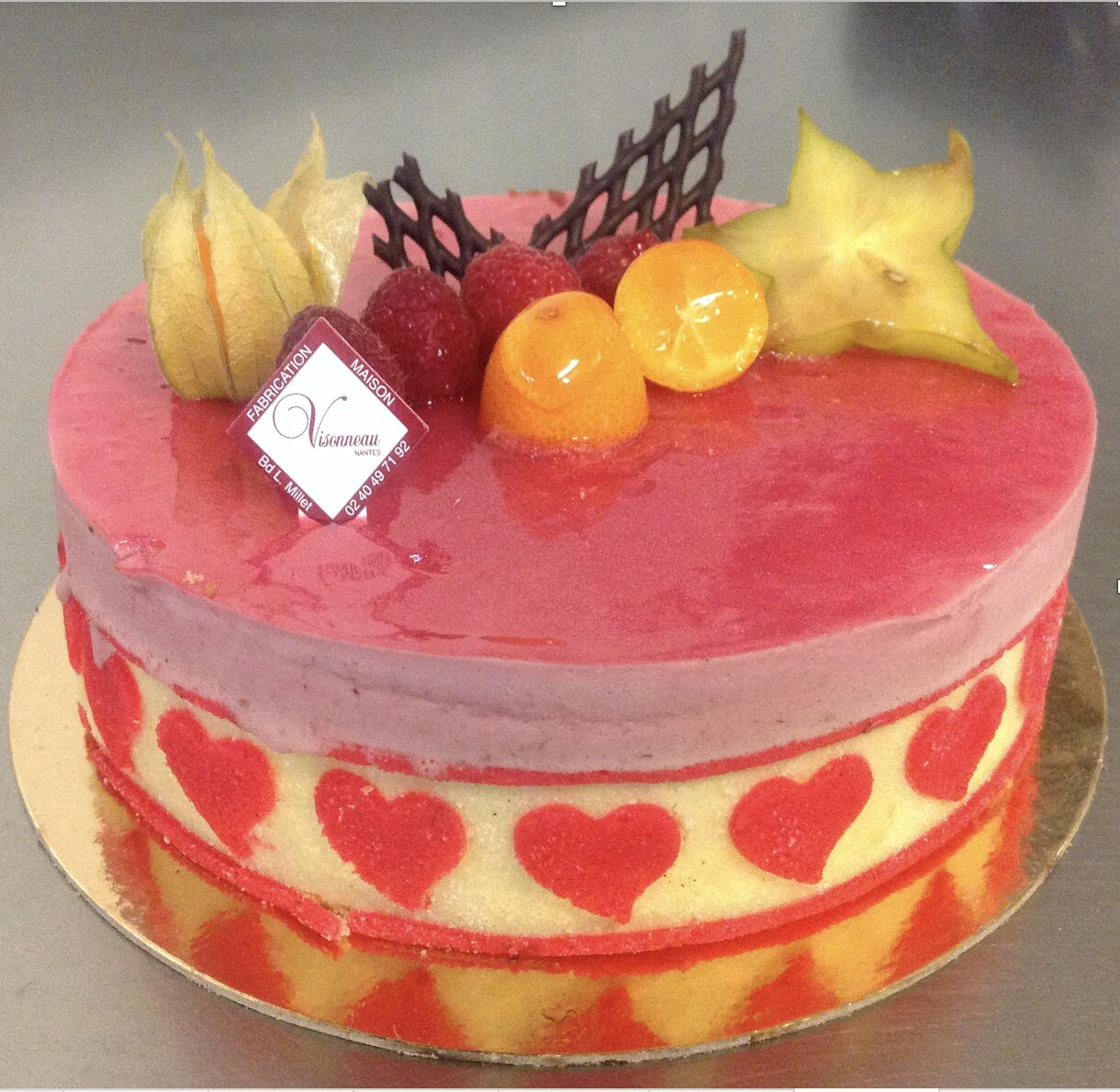 ACIDULÉ : crème légère framboise, mousse citron parsemée de framboises entières
sur un biscuit aux amandes.