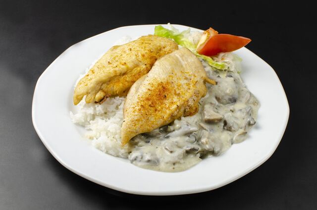 Grillezett csirkemell filé gomba mártással és párolt rizzsel