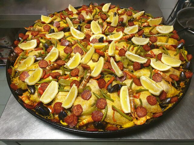 Paella pour 30 personnes avec chorizos en suplement (offert)