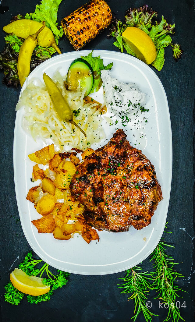 Spezialität des Hauses :
Idar Obersteiner Spießbraten mit Bratkartoffeln und Krautsalat vom Buchenholzgrill 