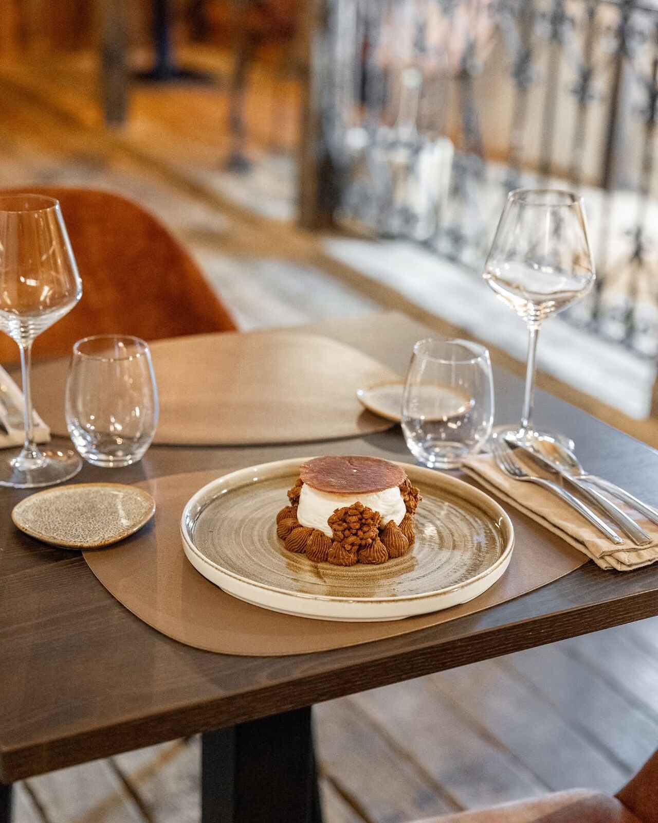 Le chocolat au lait en crémeux, noir en glace, blanc en espuma, Piment d'Espelette, Riz soufflé