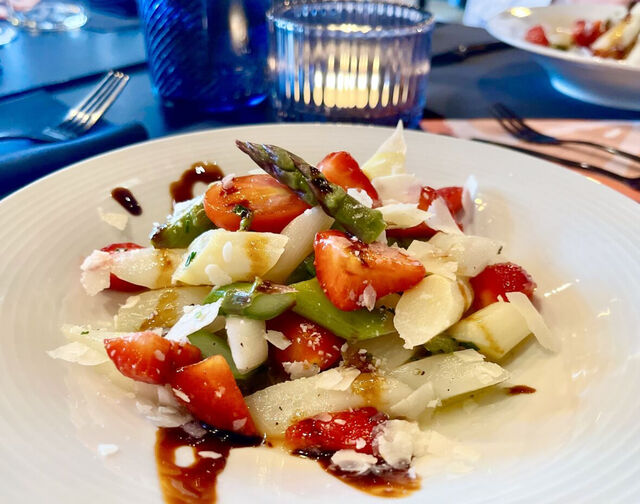  Feiner Spargelsalat mit Erdbeeren und Balsamico - ein Gedicht