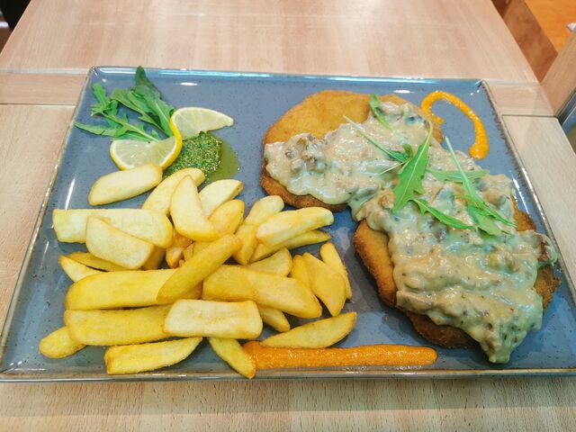 Schweineschnitzel mit ´´Metaxasauce oder Champignons Sauce´´,