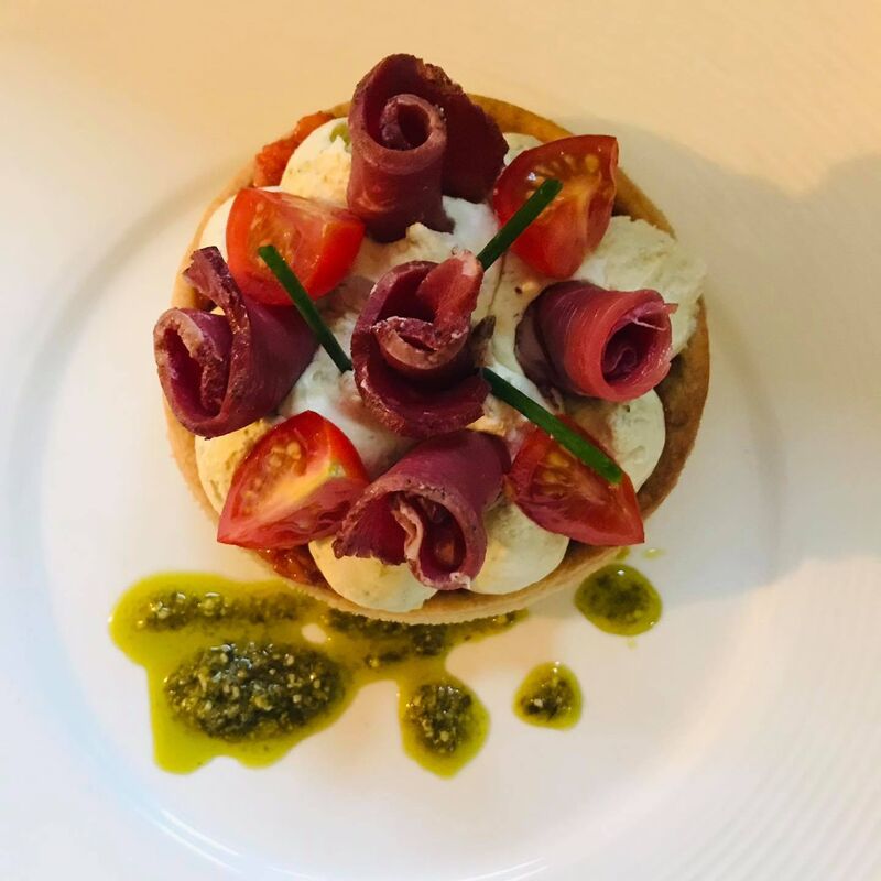 tartelette pesto ,concassée de tomates , magret fumé