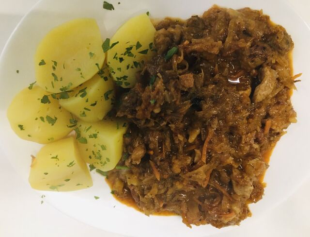 - Bigos (Polnisches Sauerkrautgericht mit Fleisch), dazu Salzkartoffeln -