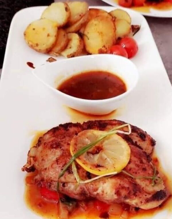 Notre supreme de volaille, sauce au miel balsamic, pomme de terre sauté à l'ail et ses carottes !