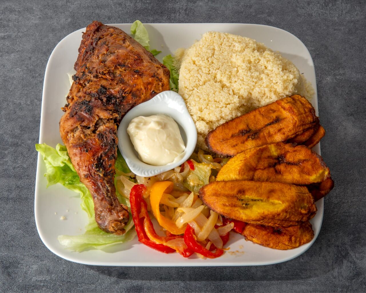Cuisse de poulet , Alloco (Banane plantain et Attieké(semoule de manioc)