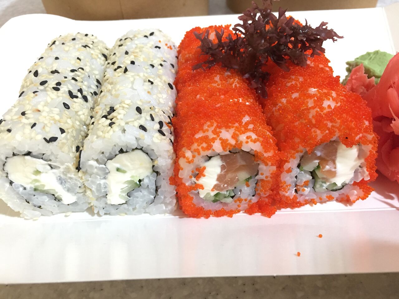 Рол Філадельфія з лососем та Каліфорнійський сирний рол!
