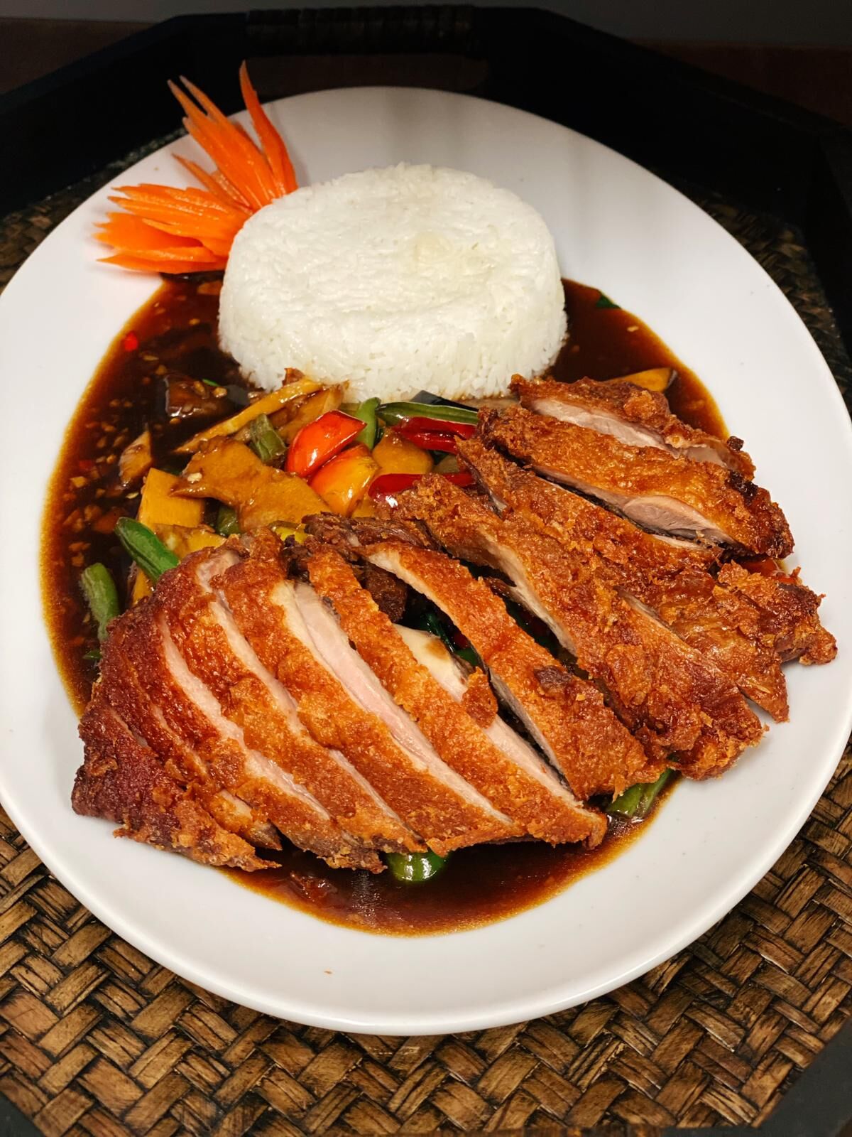 H8. Phad Khing Ped Grob (als Entenfleisch Variante)
- frisch gebratene Gemüse in Sojasoße mit Ingwer