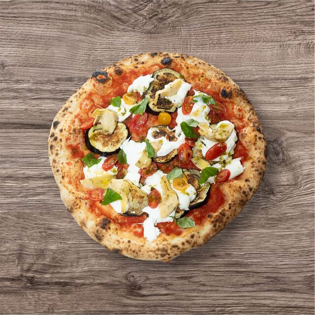 Ortolona (new ⭐) ▪ 15€ : sauce tomate bio, aubergines grillées, burrata, artichauts marinés, tomates cerises, pesto