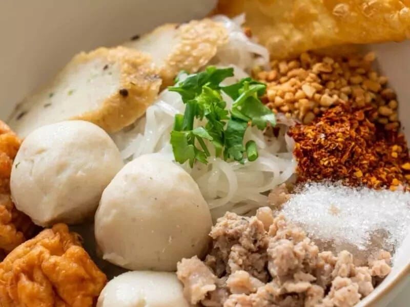 Nouilles et boules de poisson