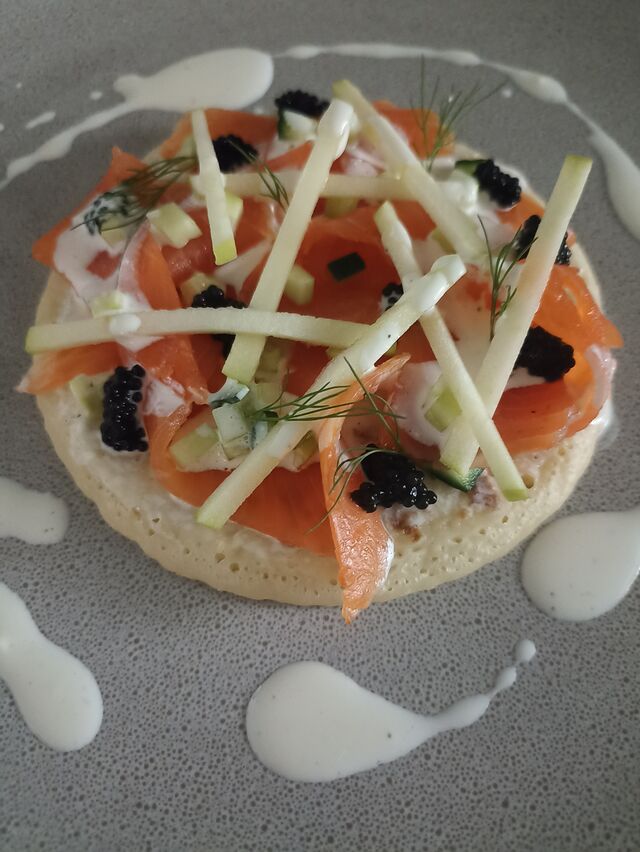 Blinis, saumon fumé, granny smith et oeuf de lumps