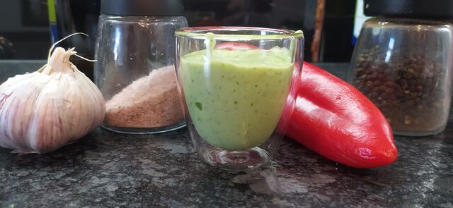 Sos bazyliow-czosnkowy