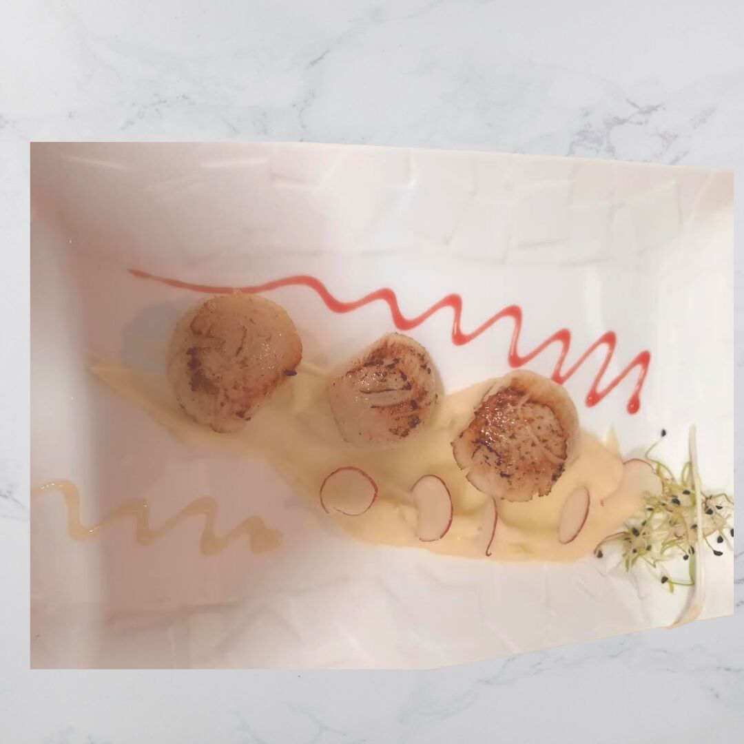 Saint Jaques(f) snakées sur son lit de mousseline de panais 