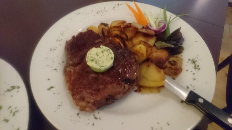 Argetinisches Rib Eye Steak. Ca. 250gramm mit Kräuterbutter, Bratkartoffeln und gemischten Salat
