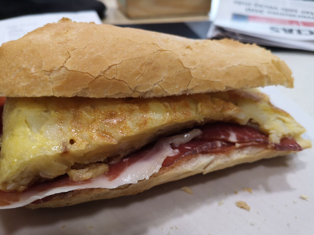 Nuestro bocadillo de la casa de tortilla y jamon