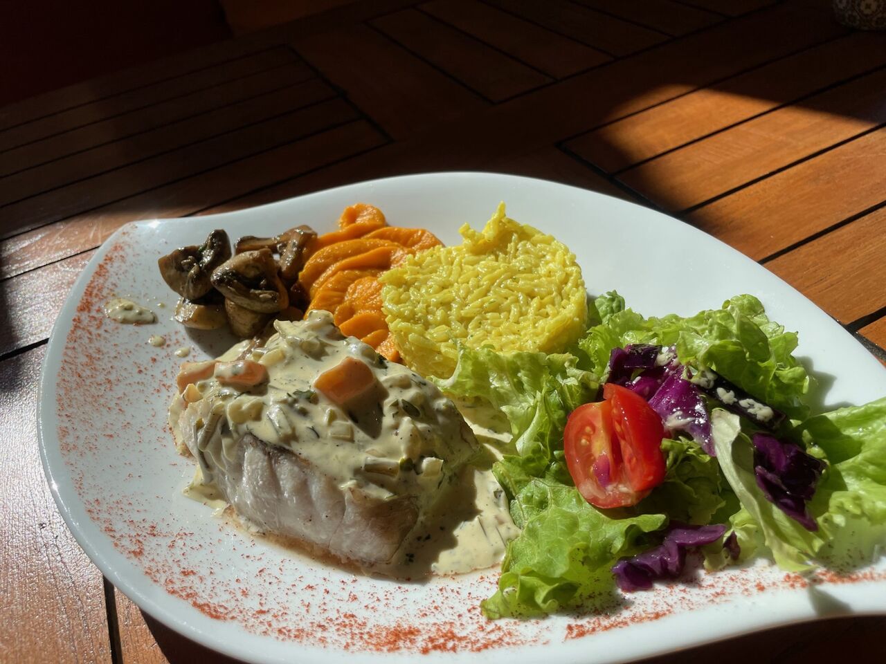 Dos de lieu sauce bourride servie avec riz crémeux, purée de carottes, champignons poêlés et salades.