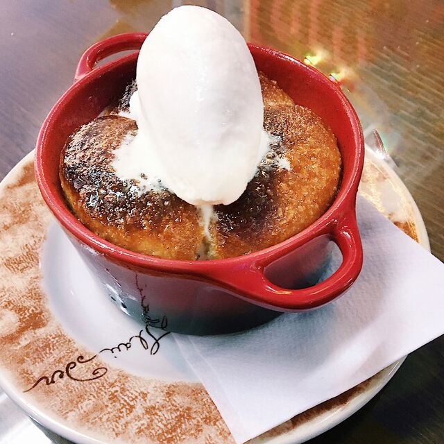 Postre estrella de la casa: babá al ron, bizcocho mantecado con almívar de vainilla, ron quemado y helado de nata