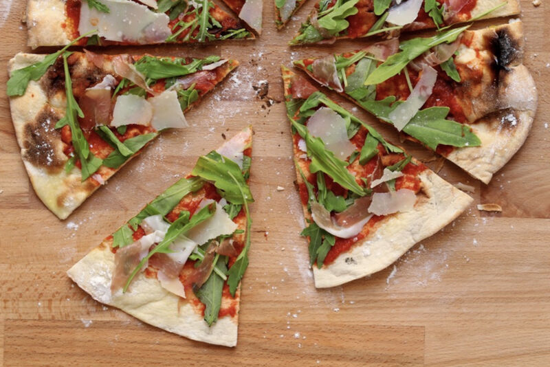 Pizza Parma aus dem Steinofen