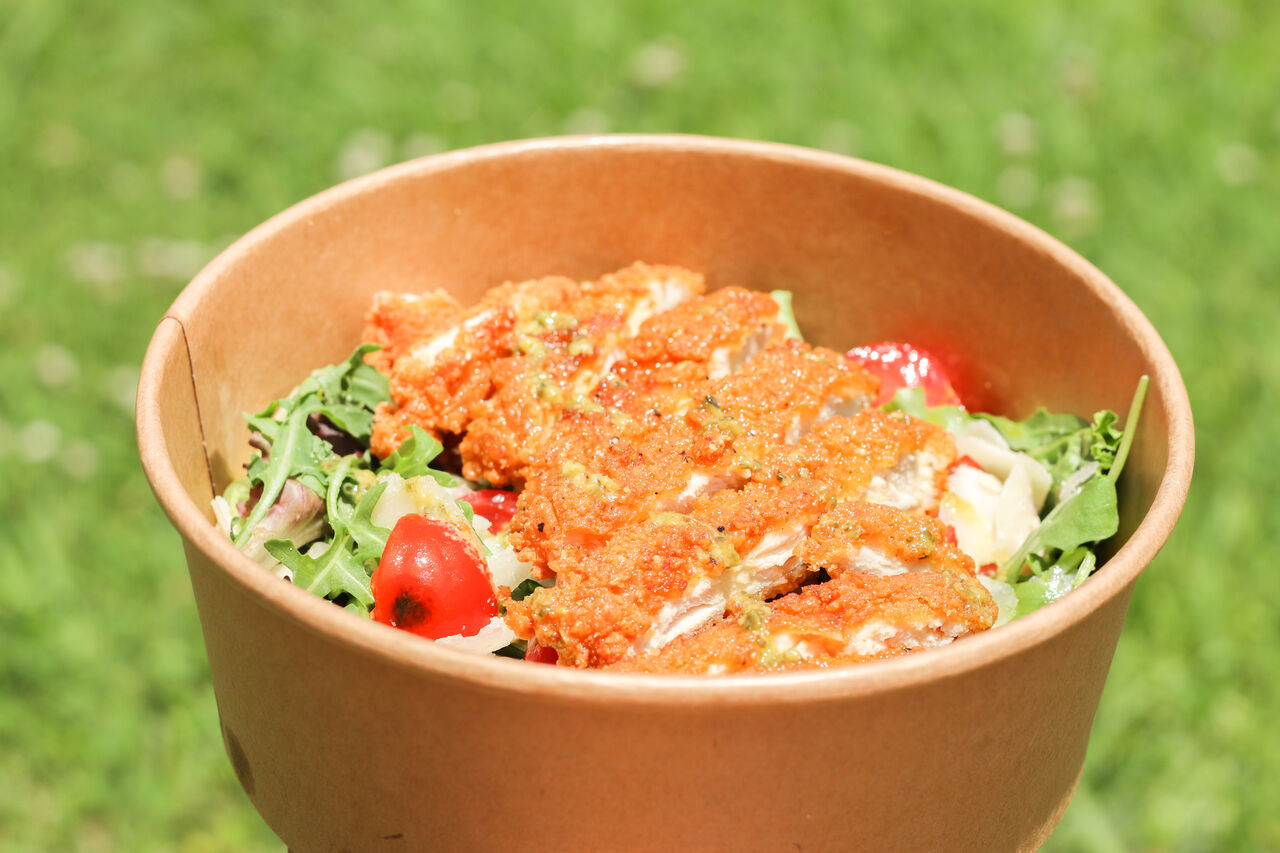 Salade, crousti poulet, tomates cerises et copeaux de Parmesan. Base et sauce au choix.