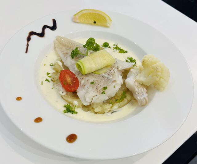 Filet de Bar, écrasé de pomme de terre sauce ciboulette