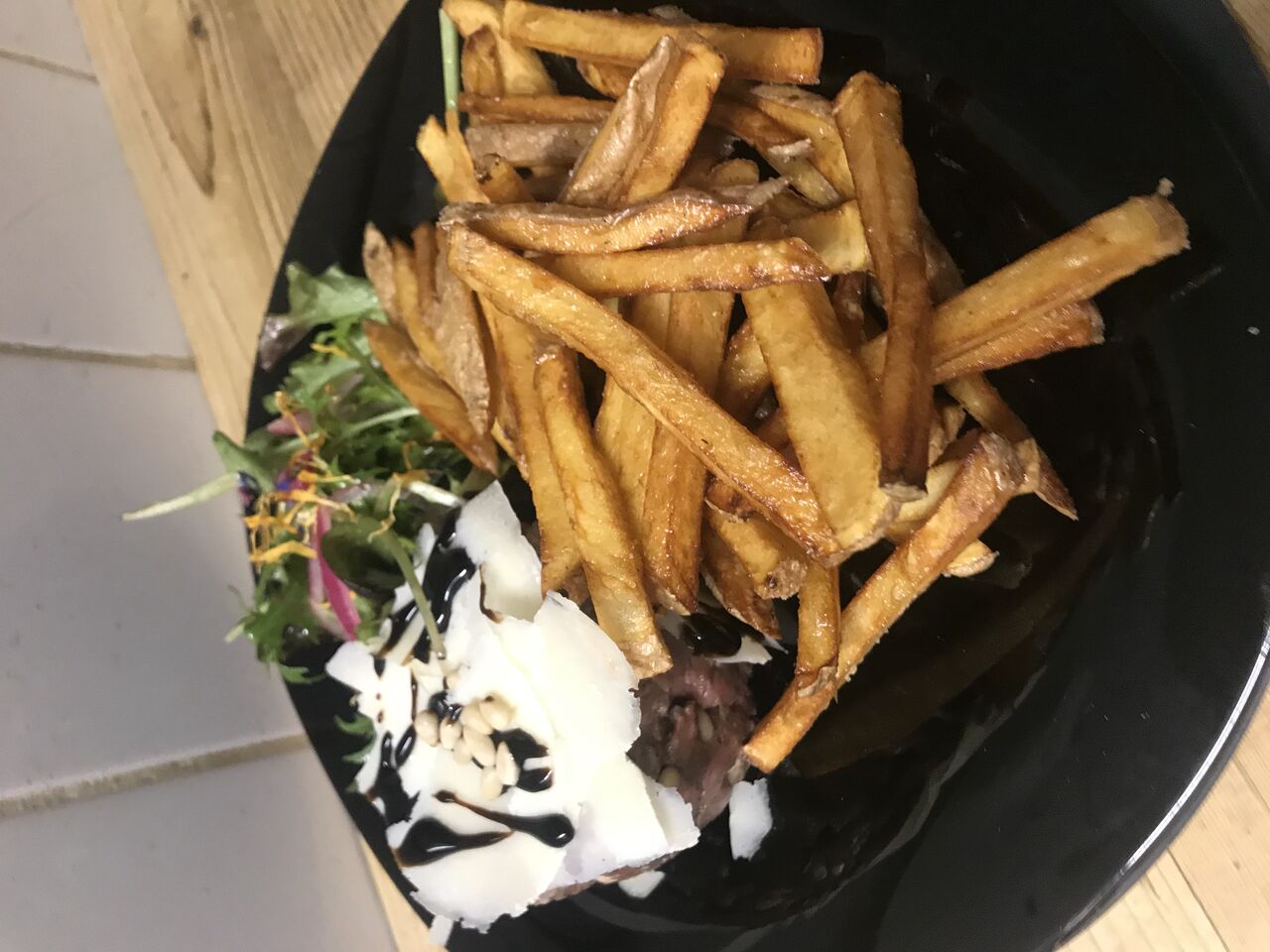 Tartare de bœuf du moment à la sauce truffe, pignon de pin, parmesan et réduction de balsamique