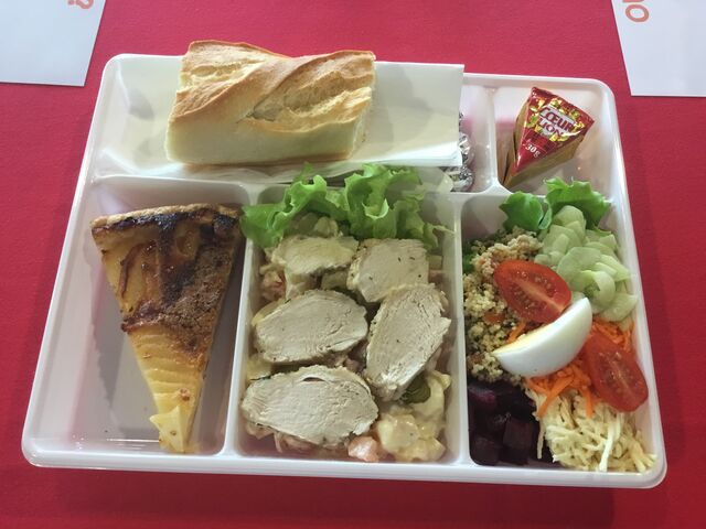 Plateau repas à emporter. Entrée+plat+fromage+dessert+eau
12,80€