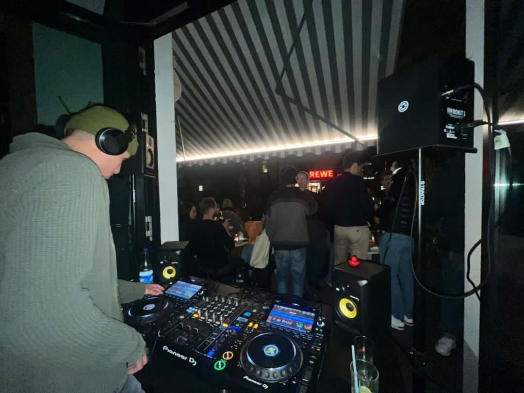 Jenny's Social Club party 👯 