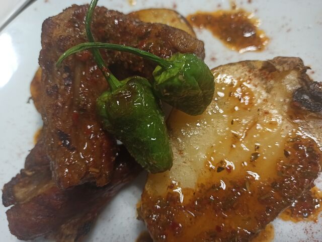 Lagarto ibérico a la brasa josper con chumi-churri casero y patata al caliu