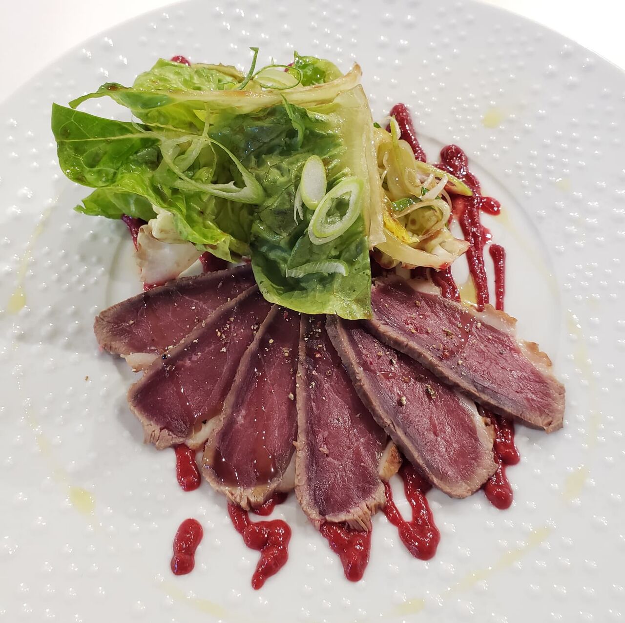 Gravlax de magret de canard ketchup de betteraves rouges, coeur de sucrine