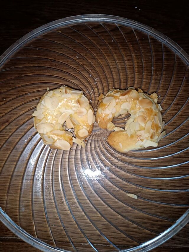 Tcherek el 'ariayan Croissant farcie aux amandes