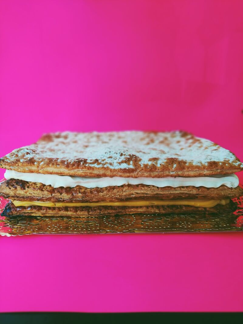 Tarta artesana de milhojas con crema pastelera y nata montada.
Te encantará!!