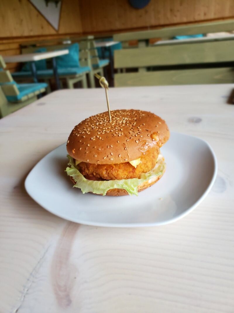 Бургер з курячими нагетсами