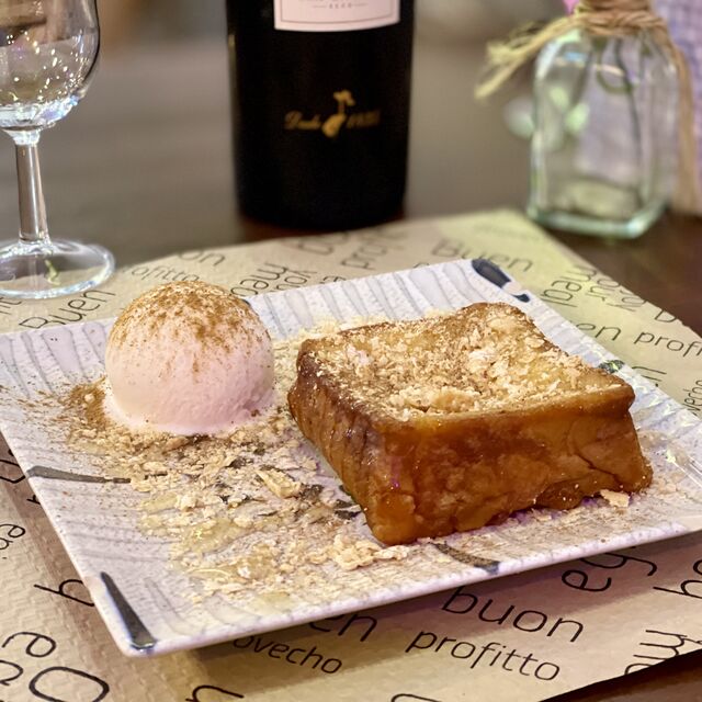 Torrija casera con helado artesano de canela y almíbar de la casa