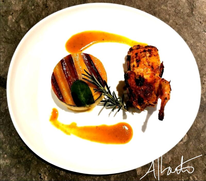 Caille farcie aux cèpes et foie gras accompagné d'une purée de pomme de terre et lamelle de carottes bicolores et sce foie gras.