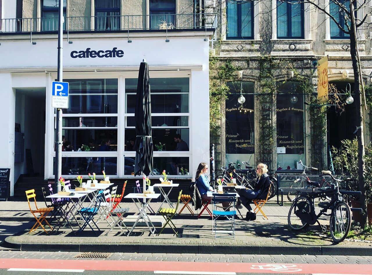 Sitzen auf der Sonnenseite der Venloerstraße