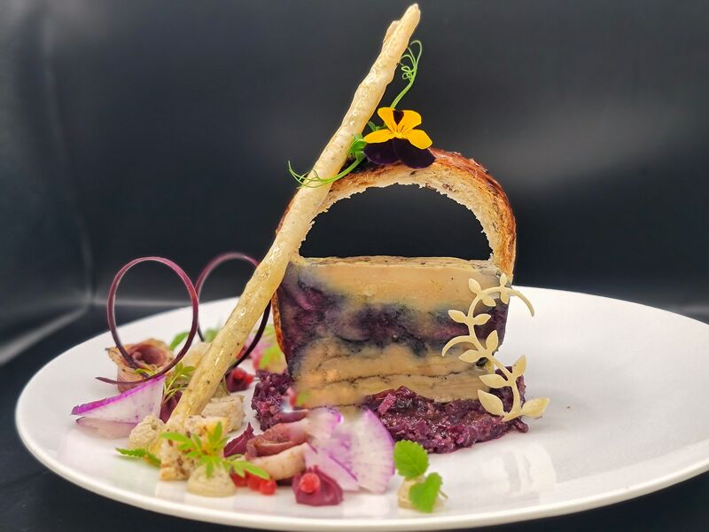 Foie-gras mi-cuit et chocolat ibiscus camayos, glace Foie-gras tonka