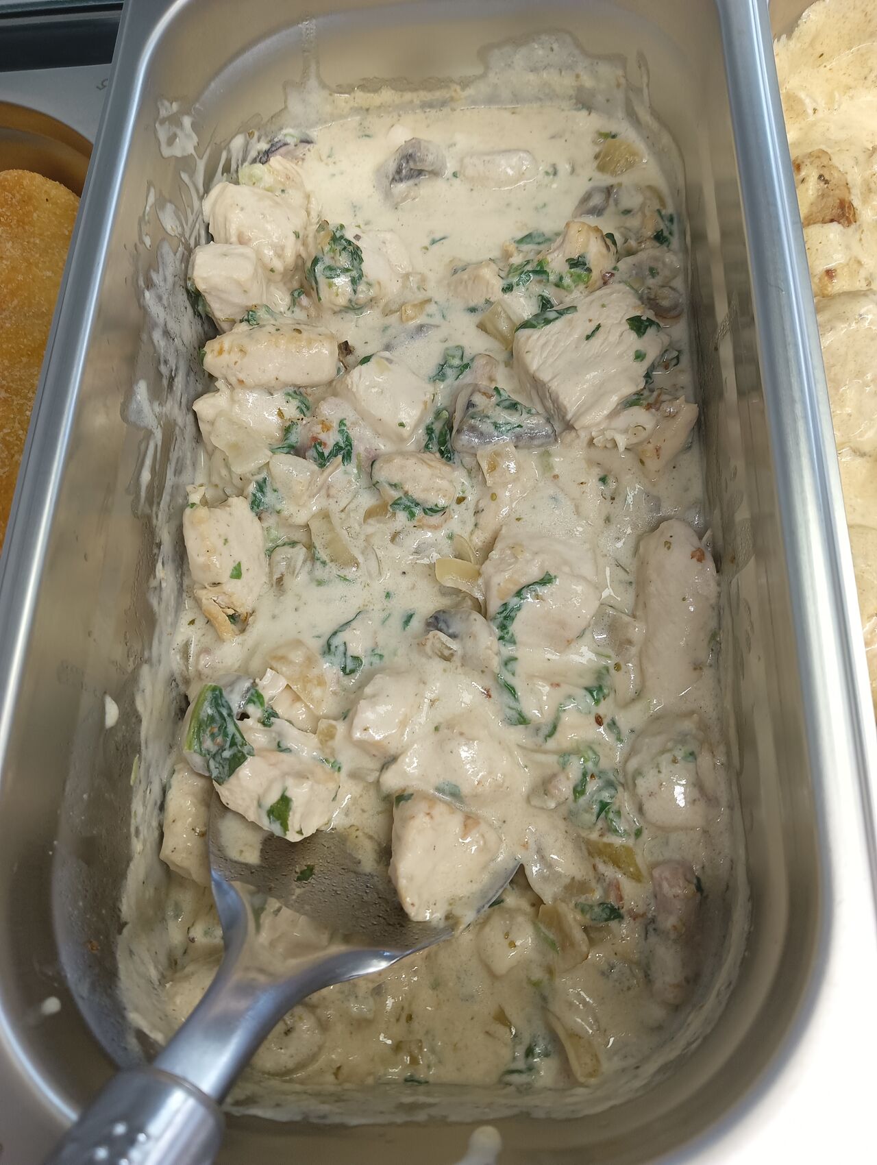 Pierś kurczaka w sosie śmietanowym z pieczarkami