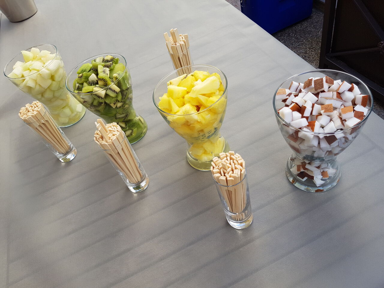 Fruits coupés en brochette