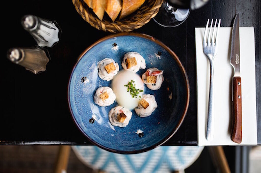 Oeuf parfait, émulsion rocamadour et crouton de pain
