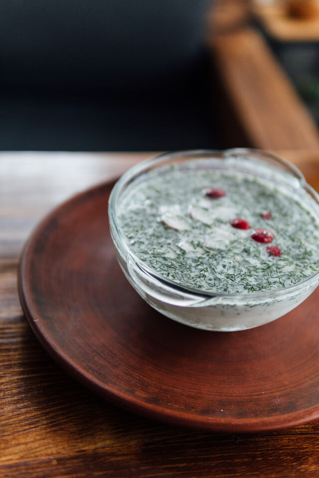 Літня окрошка з телятиною на мацоні або квасі.