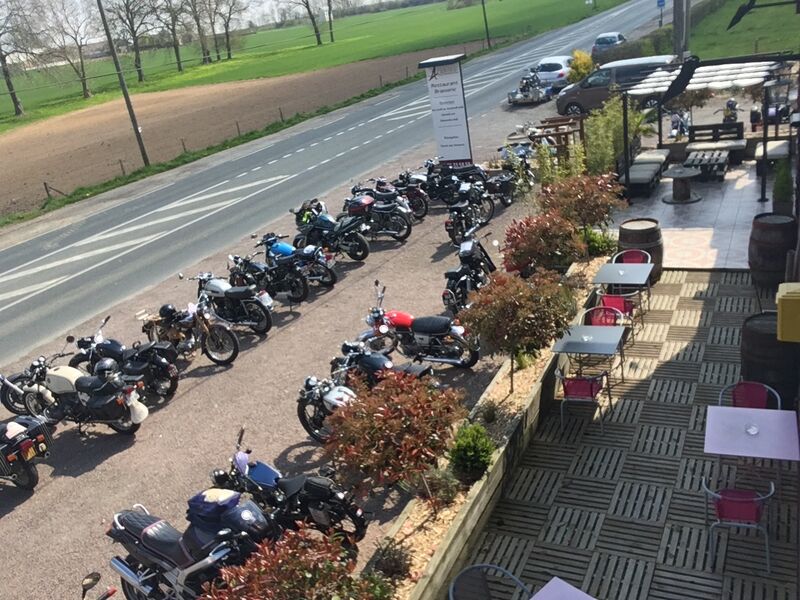 Rassemblement de motos anciennes au restaurant (90 personnes)