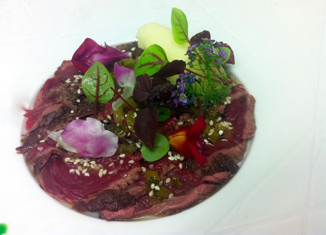 Tataki de boeuf ,huile de sésame grillé herbes fraîche 