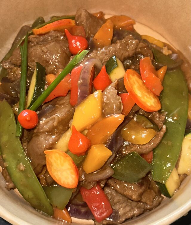 Sauté de bœuf citronnelle et ses légumes, riz.