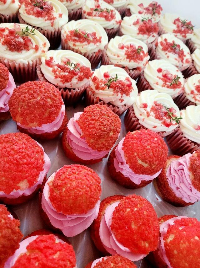 Malinové francouzské větrníky a red velvet cupcekes