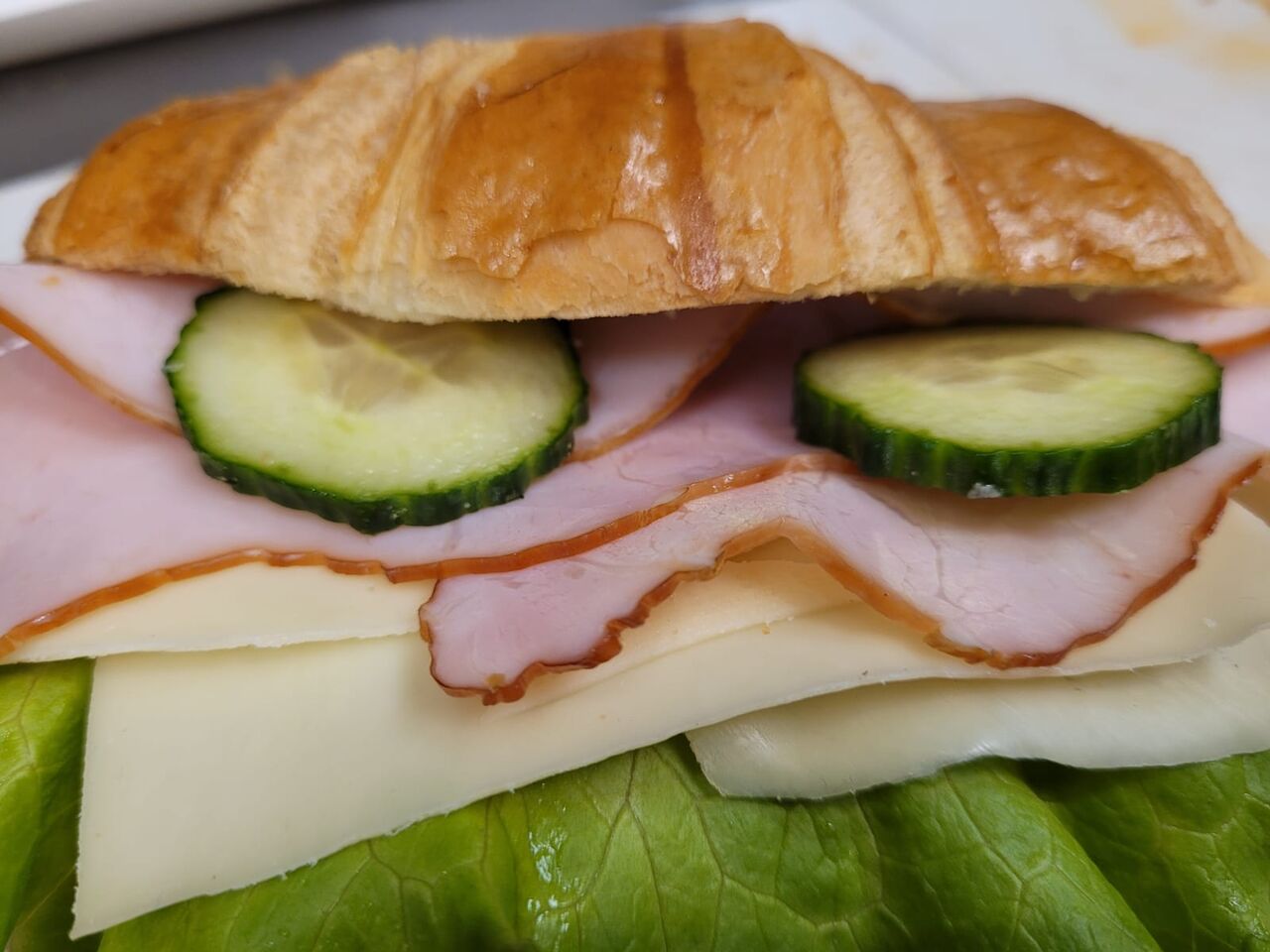 Croissante cu sunca si cascaval