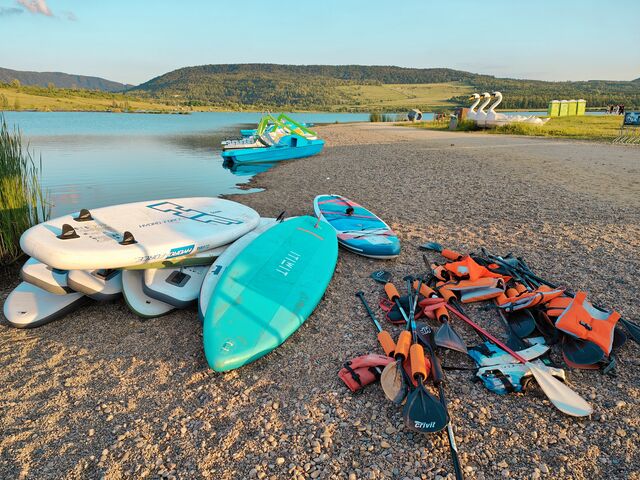 Půjčovnu najdeš na našem hlavnim baru, hlavní pláž jezera Milada.
