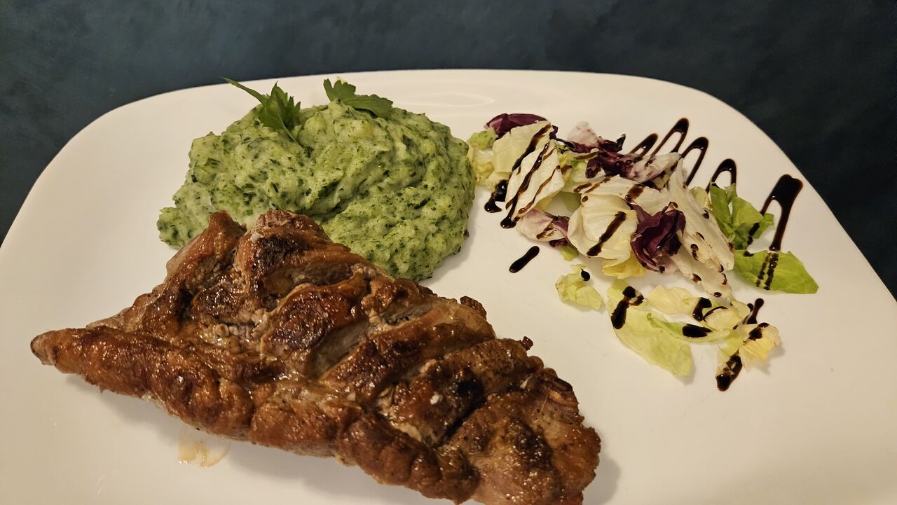 Muschiulet de Porc cu Garnitrura de Piure de Cartofi cu Spanac