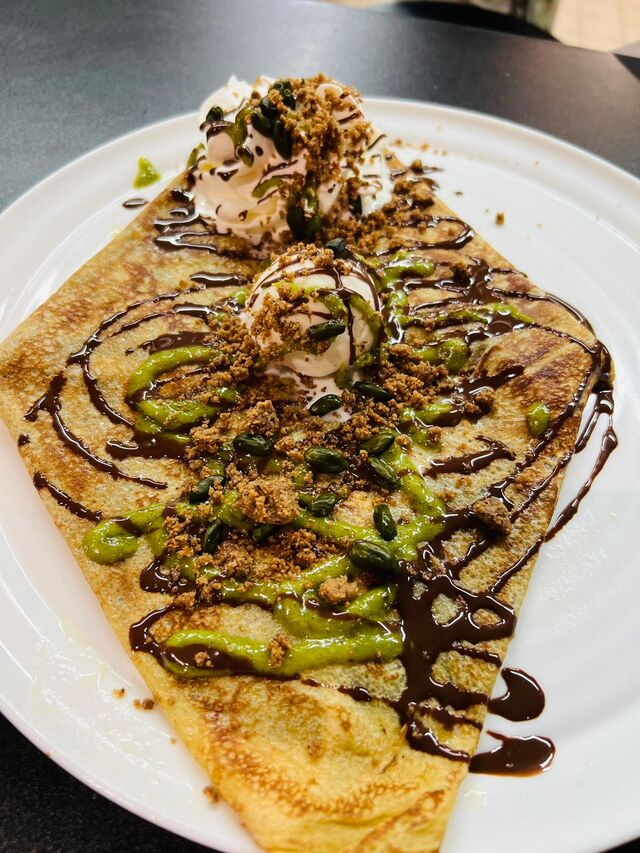 Crêpe Pistachoc
Crème frangipane pistache, Chocolat, Glace lait d'amande, Chantilly, Crumble de blé noir